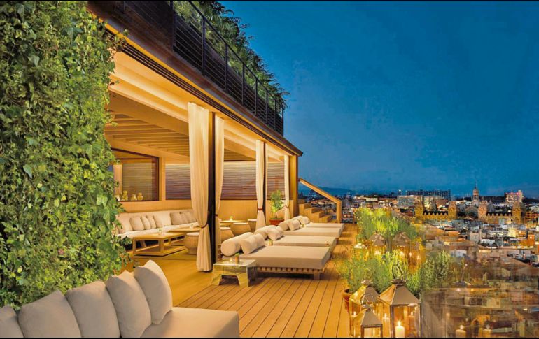 Disfruta de una velada asombrosa en The Roof, una gran opción en Barcelona. ESPECIAL
