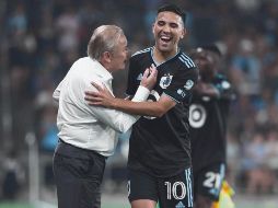 Emanuel Reynoso (der.) marcó los últimos dos goles del partido. ESPECIAL