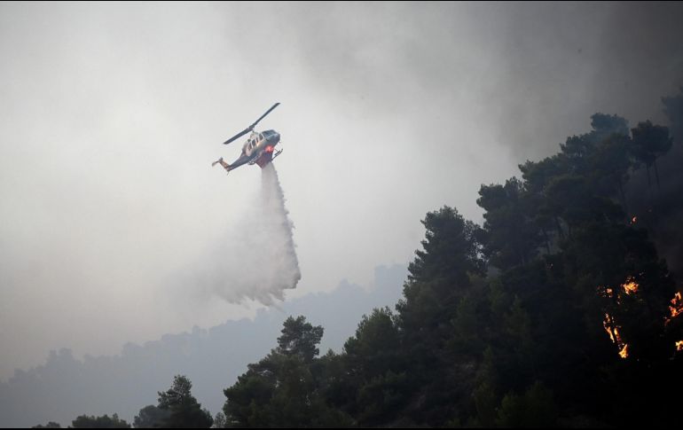 En Grecia, en tanto, el fuego fuera de control también genera la evacuación de miles de personas. EFE/Archivo