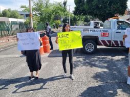 Desde las 08:30 y hasta las 10:00 horas se colocaron enfrente de uno de los ingresos del nosocomio alrededor de unas 20 personas, en los cruces de Sierra Morena y José María Lozano. EL INFORMADOR / E. Gómez