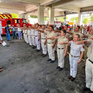 Abanderan a la delegación de bomberos tapatíos que participarán en competencia internacional