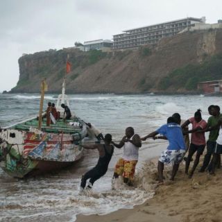 Fallecen 17 migrantes tras naufragio frente a la capital de Senegal
