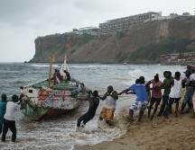 La ropa de los muertos llegó a la playa y fue colocada a un lado de los cuerpos. ESPECIAL