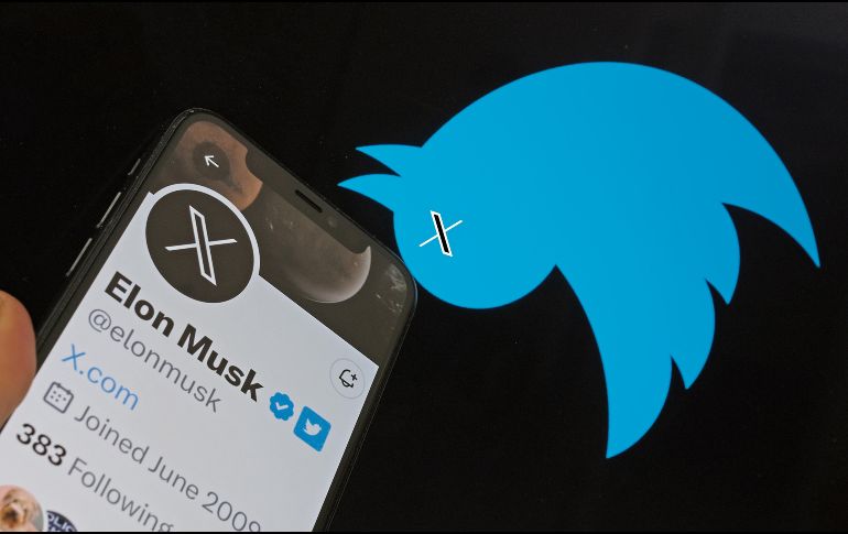 Esta foto ilustrativa muestra el logo del pájaro de Twitter al revés en el fondo de la pantalla de Elon Musk que anunció una “X” como logo de reemplazo. AFP