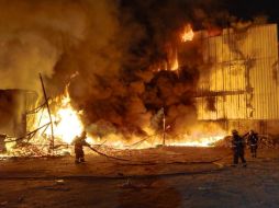 El fuego es atacado desde tres flancos con agua a presión e intervienen en el combate 85 elementos. ESPECIAL