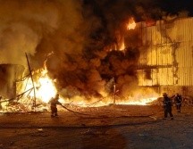 El fuego es atacado desde tres flancos con agua a presión e intervienen en el combate 85 elementos. ESPECIAL