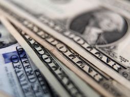 El peso mexicano se ubica en los mercados internacionales a los 16.87 pesos por dólar al mayoreo. EFE/ ARCHIVO