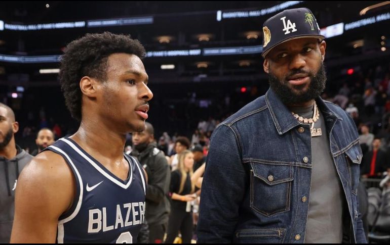 El propio LeBron James ha dicho varias veces que le encantaría compartir equipo con su hijo en el mejor basquetbol del mundo. AFP / ARCHIVO