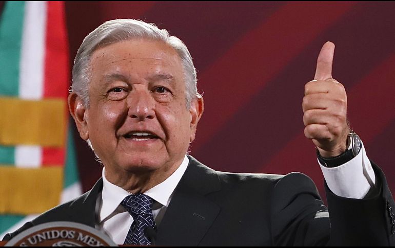 López Obrador mandó besos e hizo con sus manos el símbolo de 