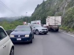 Ayer lunes se informó que cientos de automovilistas permanecieron detenidos en la autopista Puebla-Orizaba, a la altura de Cumbres de Maltrata, debido a un presunto asalto masivo. Un video circula en redes sociales. ESPECIAL