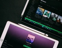 Spotify, la plataforma de streaming musical y podcast más usada ha anunciado un incremento de costos. ESPECIAL/UNSPLASH