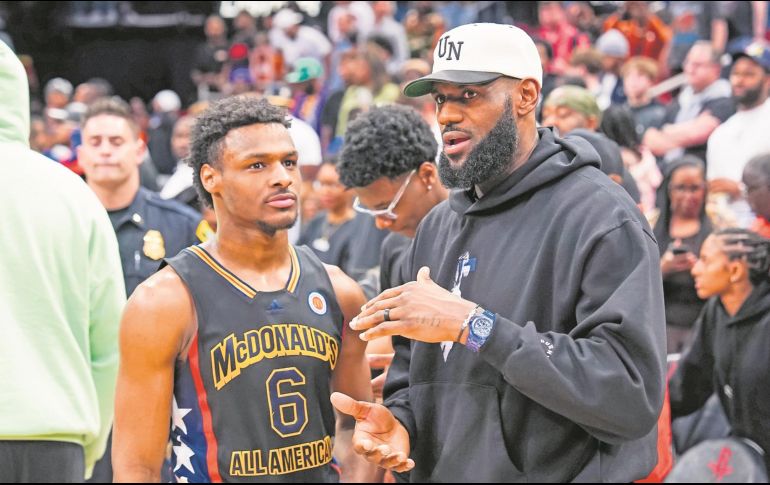 LeBron James y su familia han pedido privacidad para velar por la salud de su hijo Bronny. AFP/A. Bierens de Haan
