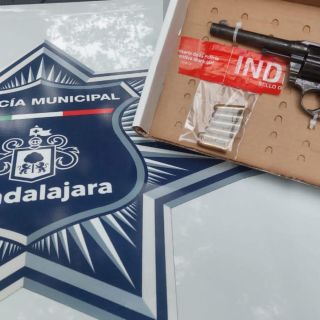 Detienen a dos hombres que tenían un arma de fuego