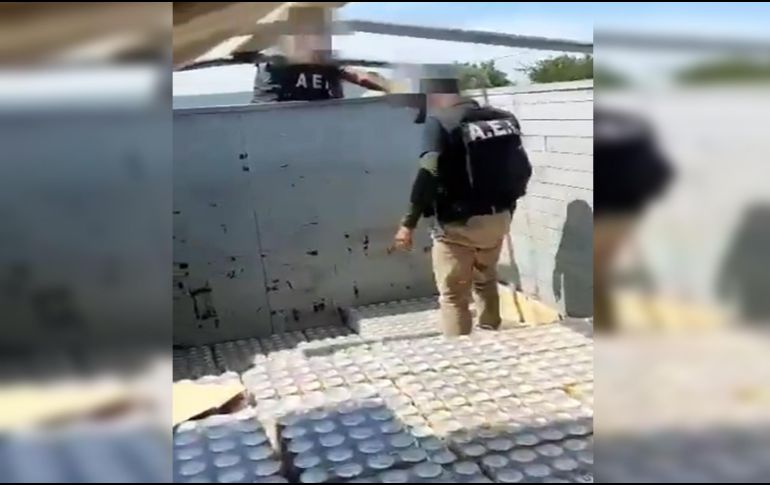 La acción ocurrió luego que elementos de la Agencia Estatal de Investigaciones detectaran un tráiler estacionado a un costado de avenida Tecnológico, algo cubierto con arbustos. TWITTER / @FISCALIA_GobOax