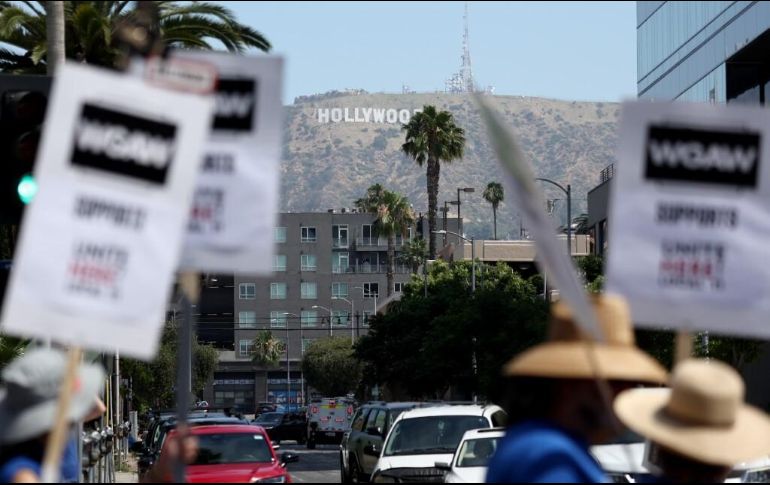 Desde el pasado 13 de julio actores, actrices y guionistas de Hollywood comenzaron la huelga más grande que se haya presentado en los últimos 43 años dentro de la industria del entretenimiento. AFP / ARCHIVO
