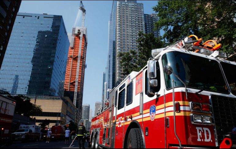 En redes sociales circulan numerosos videos captados por las personas que vieron cómo cayó la pluma de una grúa desde el 45 de un edificio ubicado en el centro de Nueva York, Estados Unidos. AFP / K. Betancur