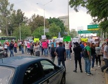Debido al cierre parcial de la vialidad, se registra un embotellamiento que llega hasta las Plazas Outlet. ESPECIAL
