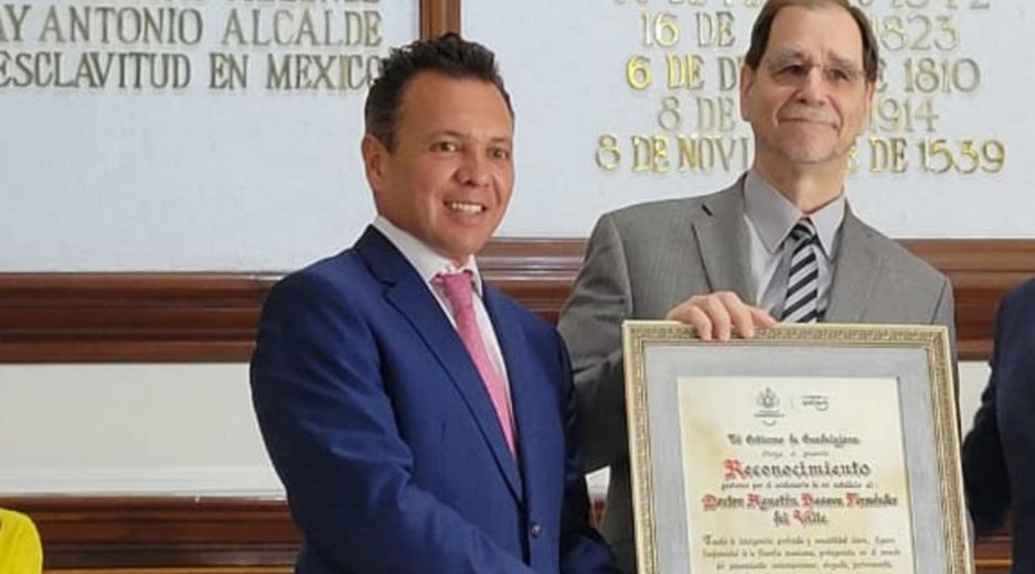 El alcalde de Guadalajara, Pablo Lemus, resaltó la trayectoria del escritor tapatío y recordó que fue catedrático, diplomático a la par de sus obras traducidas en varios idiomas. ESPECIAL