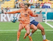 Lindsey Horan, de EU, y Danielle Van de Donk, compañeras en el Lyon, tuvieron un encontronazo en su duelo de fase de grupos. AFP/M. Melville