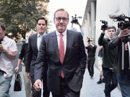 El actor sale del tribunal londinense de Southwark donde un jurado lo declaró inocente. EFE