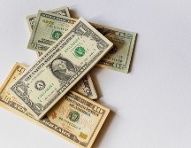 El peso mexicano se ubica en los mercados internacionales alrededor de los 16.74 pesos por dólar. ESPECIAL/Unsplash