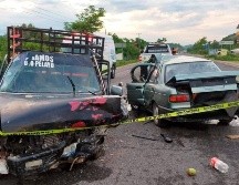 El conductor del auto, de entre 30 y 40 años de edad, falleció prensado debido al impacto. ESPECIAL