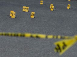 En el lugar, agentes de la policía municipal localizaron los cuerpos tirados de dos hombres sobre la cinta asfáltica, los cuales presentaban lesiones de arma de fuego. AP / ARCHIVO