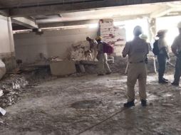 Bomberos pidieron apoyo a un escuadrón camino para descartar que hubiera más personas atrapadas en el sitio. ESPECIAL