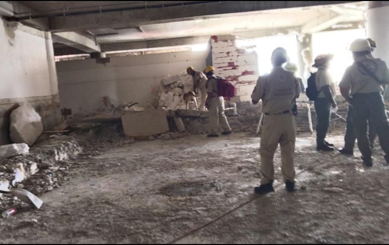 Bomberos pidieron apoyo a un escuadrón camino para descartar que hubiera más personas atrapadas en el sitio. ESPECIAL