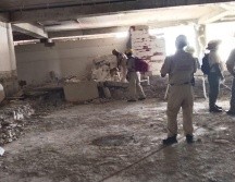 Bomberos pidieron apoyo a un escuadrón camino para descartar que hubiera más personas atrapadas en el sitio. ESPECIAL
