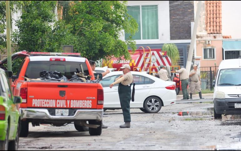 En Villa Fontana el agua llega desde dos flancos: por el poniente y sur del fraccionamiento pasa el Arroyo Seco que se desbordó ayer, pero además un canal de aguas pluviales atraviesa a la mitad de la zona urbanizada. CORTESÍA / Bomberos de Tlaquepaque
