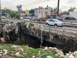 En la tormenta de anoche el agua alcanzó los 50 centímetros de altura sobre la avenida e incluso autobuses quedaron varados. EL INFORMADOR / H. Escamilla