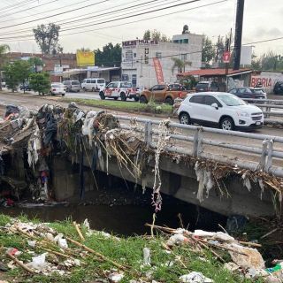 Basura que arrastró el Arroyo Seco cubrió la avenida Adolf Horn