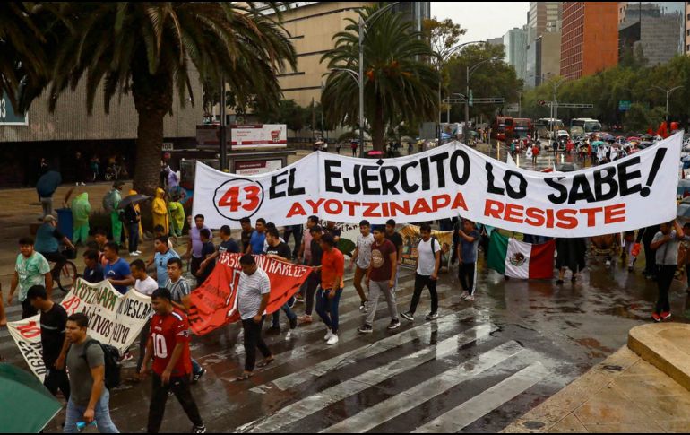 A casi nueve años de la desaparición de los 43 normalistas de Ayotzinapa, las protestas para pedir que se esclarezca el papel de las Fuerzas Armadas en ese hecho continúan. EL UNIVERSAL