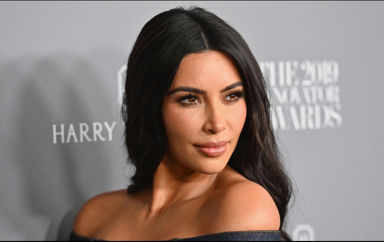 Kim Kardashian revolucionó a sus fanáticos al compartir en su cuenta de Instagram una fotografía en la que aparece siendo una niña. AFP / ARCHIVO