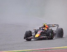Aunque Checo Pérez acabó tercero, la penalización a su compañero Max Verstappen lo favorece. EFE / C. Bruna