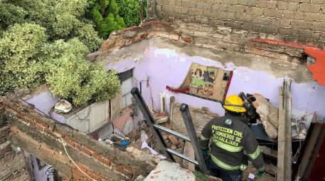 Según los informes de rescatistas, se presume que la bóveda de 4 x 5 metros cayó por la humedad mientras dos habitantes dormían en su interior. ESPECIAL / Bomberos de Guadalajara