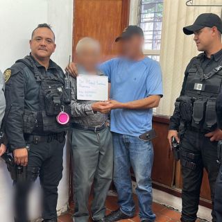 Ayudan a adulto mayor con Alzheimer a reencontrarse con su hijo
