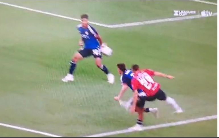 Una mano clara que no se señaló a favor de Chivas. ESPECIAL