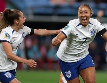 Lauren James (der.) recibió la oportunidad de ser titular y respondió con anotación. AP/S. Ralph