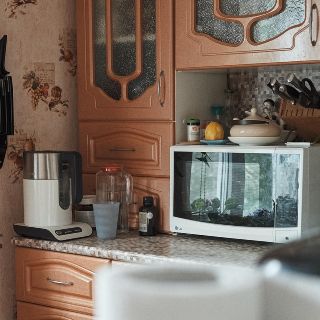 ¿Es bueno calentar la comida en el horno de microondas?