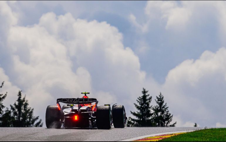 El tapatío de Red Bull arrancó la carrera en el octavo lugar. EFE / C. Bruna