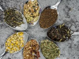 Algunos remedios son bien conocidos, como el árnica o los tés de manzanilla, canela y hierbabuena, que las abuelitas recomiendan. ESPECIAL / Foto de Alice Pasqual en Unsplash