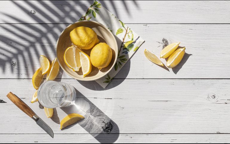 El agua con limón tiene algunas bondades más allá de su efecto detox. UNSPLASH