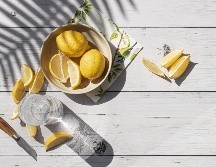 El agua con limón tiene algunas bondades más allá de su efecto detox. UNSPLASH