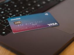 Puedes pagar tu recibo de teléfono o Internet desde la comodidad de tu hogar. ESPECIAL / Foto de CardMapr.nl en Unsplash