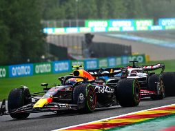 Checo Pérez buscaba a toda costa un lugar en el podio en esta carrera sprint. EFE / C. Bruna