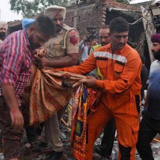 Explota fábrica de petardos y mueren 8 personas en India