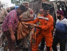 Rescatistas, bomberos y policías llegaon al lugar del accidente. ESPECIAL
