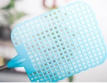 Los hoyitos de los matamoscas sirven para facilitar el movimiento rápido y efectivo al golpear a los insectos voladores. ESPECIAL